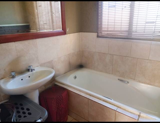 2 BEDROOM HOUSE FOR SALE IN LAKESIDE